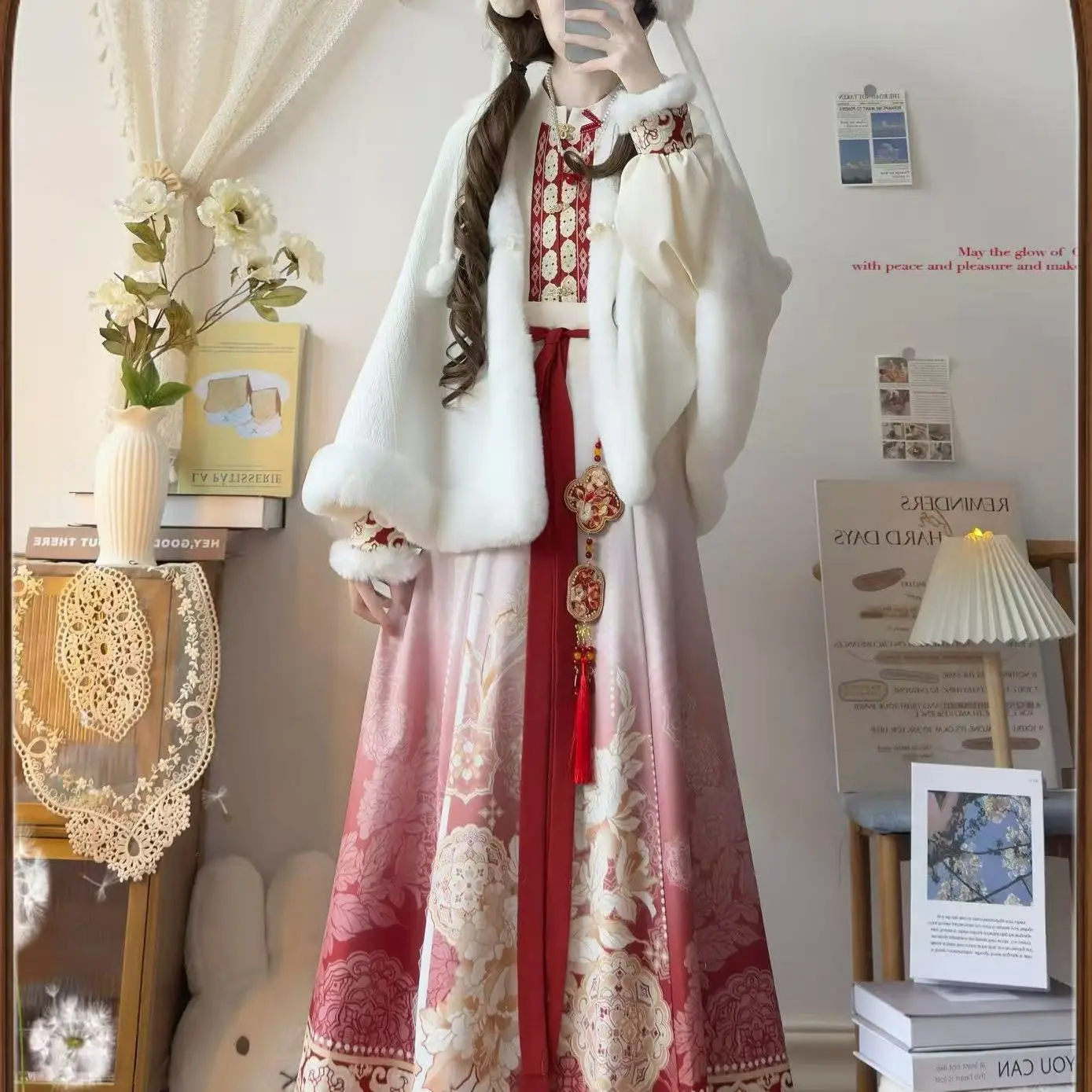 Винтажный комплект Hanfu с градиентным крашением и бахромой, новый плащ в китайском стиле, рубашка и юбка с воротником-стойкой для женщин, осень-зима
Винтажный комплект Hanfu с градиентным крашением и бахромой, новый плащ в китайском стиле, рубашка и юбка с воротником-стойкой для женщин, осень-зима