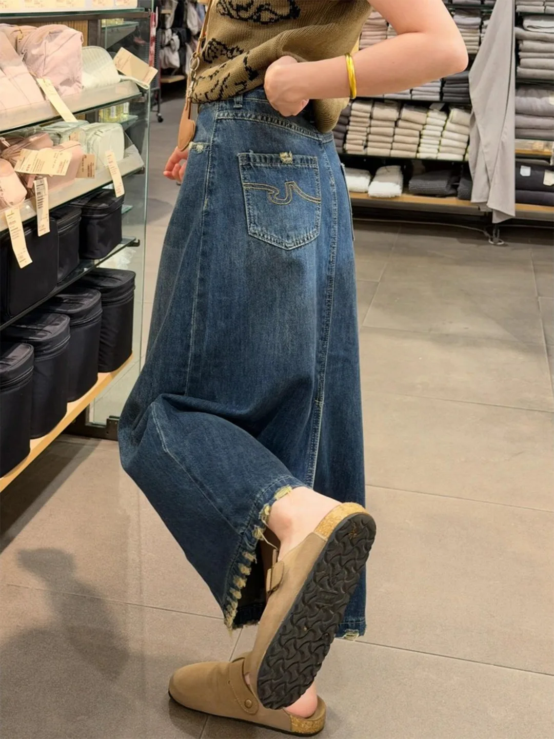 plus Size Casual Versatile Frayed Tassel Pocket Embroidered A-Line Midi Denim Skirt Slimming Split High Waist Korean Style
plus Size Casual Versatile Frayed Tassel Pocket Embroidered A-Line Midi Denim Skirt Slimming Split High Waist Korean Style