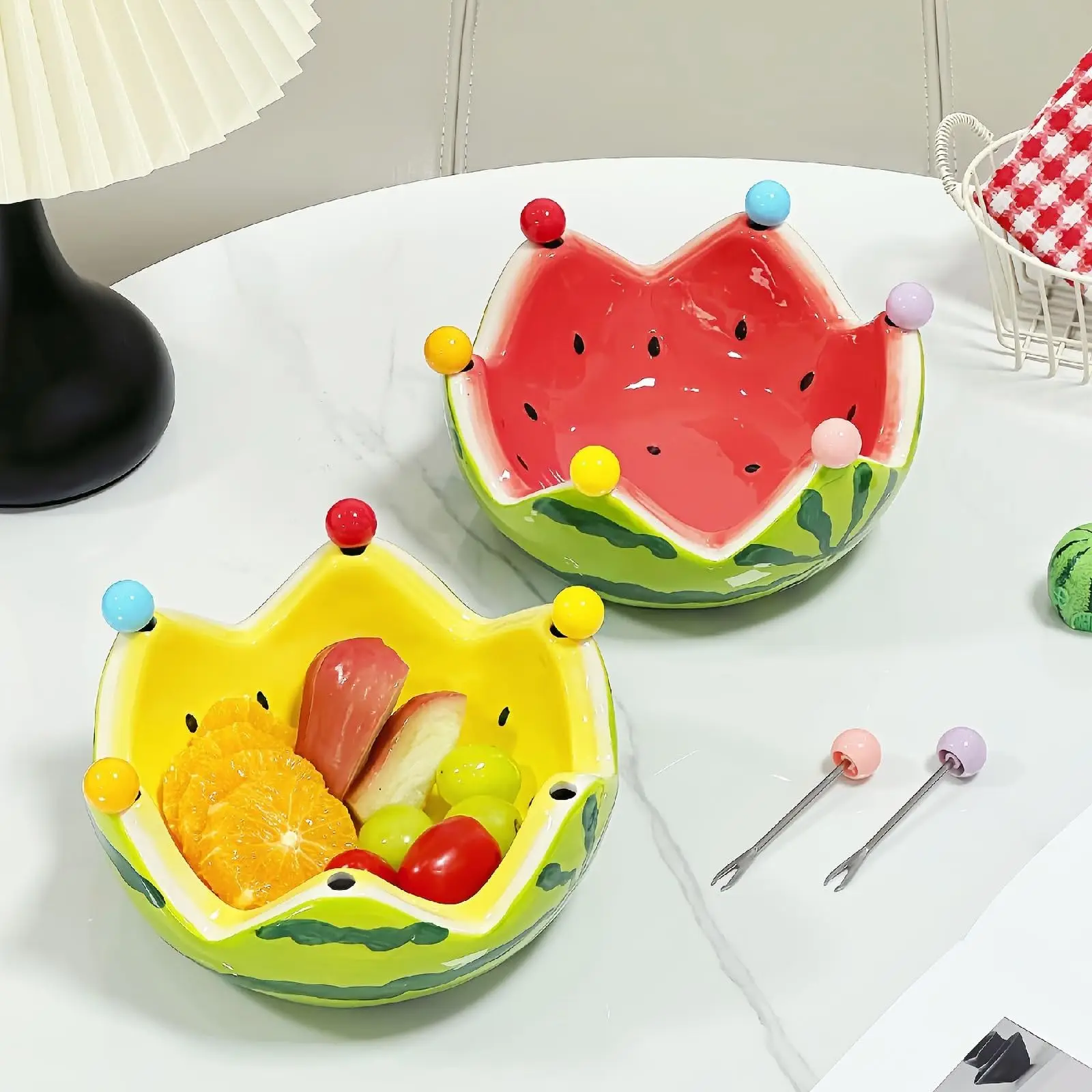 Миска в форме арбуза, креативная керамическая емкость, ваза для фруктов, вилки для фруктов для гостиной, журнальный столик, прекрасный маленький орнамент
Миска в форме арбуза, креативная керамическая емкость, ваза для фруктов, вилки для фруктов для гостиной, журнальный столик, прекрасный маленький орнамент