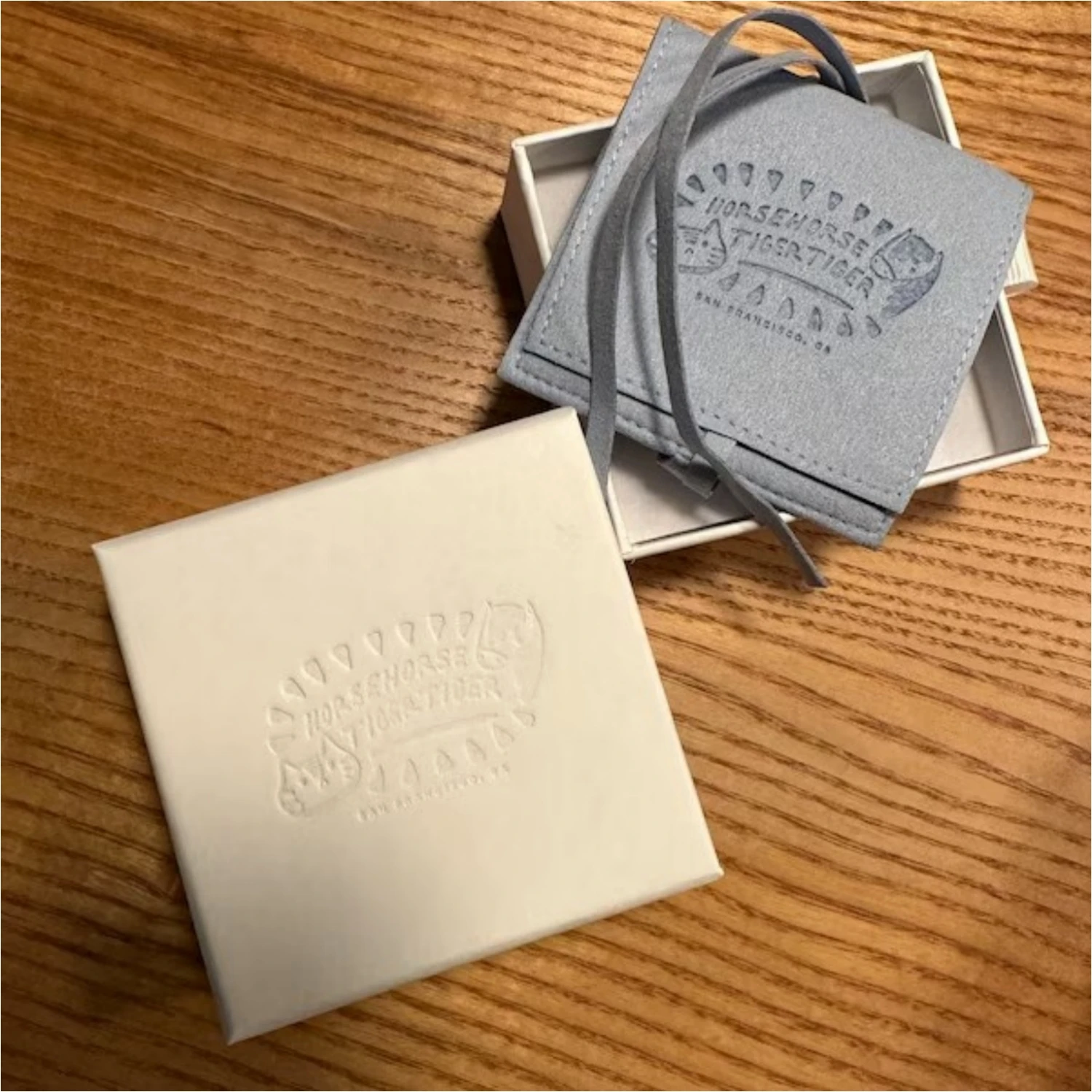 Персонализированная фиолетовая шкатулка для драгоценностей из 20 шт. с мешочком из микрофибры: набор упаковки с логотипом
Персонализированная фиолетовая шкатулка для драгоценностей из 20 шт. с мешочком из микрофибры: набор упаковки с логотипом