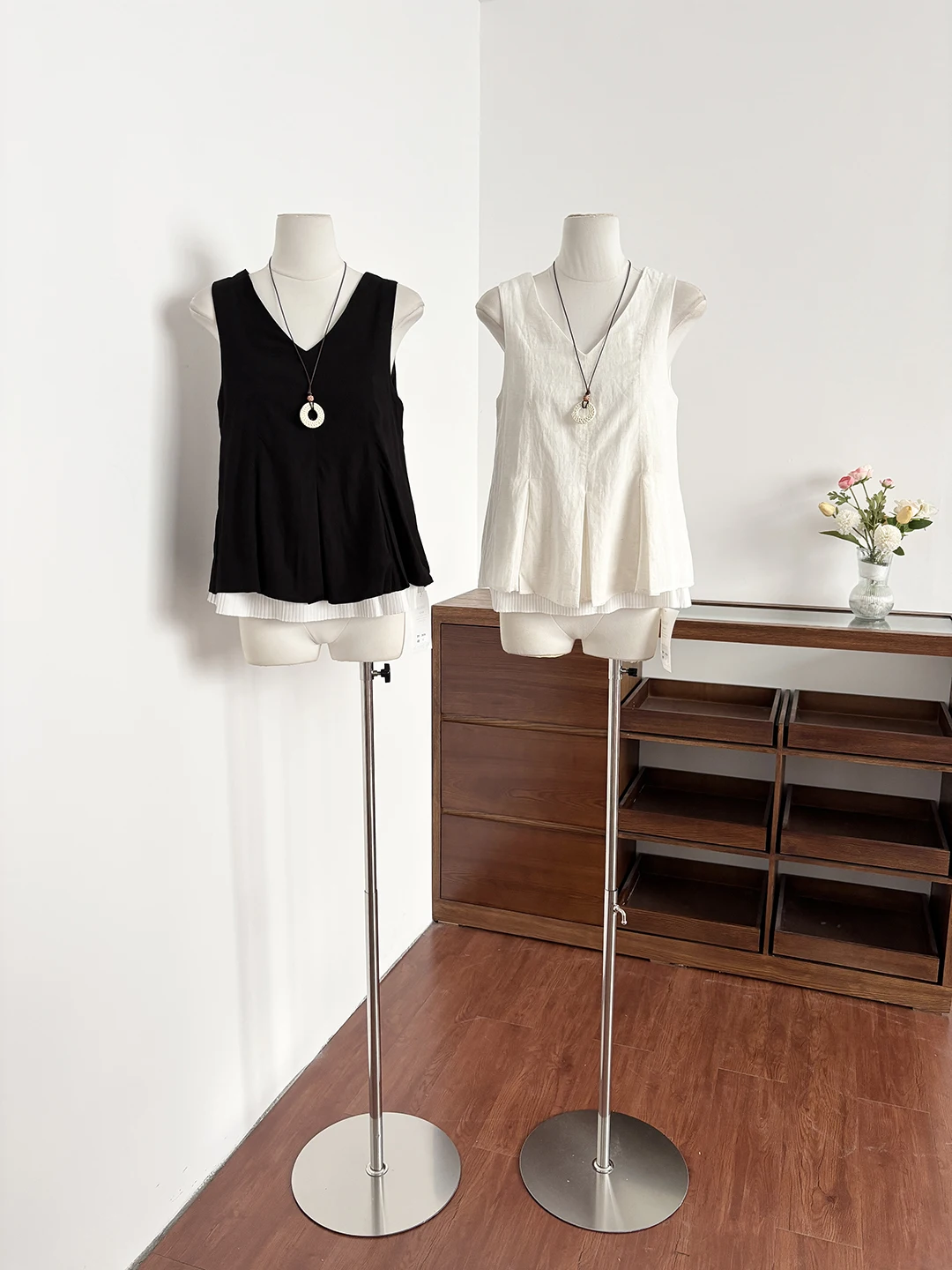 Ladies' V-Neck Sleeveless Loose Fit Tank Top Elegant Simple Style Summer New Arrival Versatile Casual Wear Polyester Fiber
Ladies' V-Neck Sleeveless Loose Fit Tank Top Elegant Simple Style Summer New Arrival Versatile Casual Wear Polyester Fiber