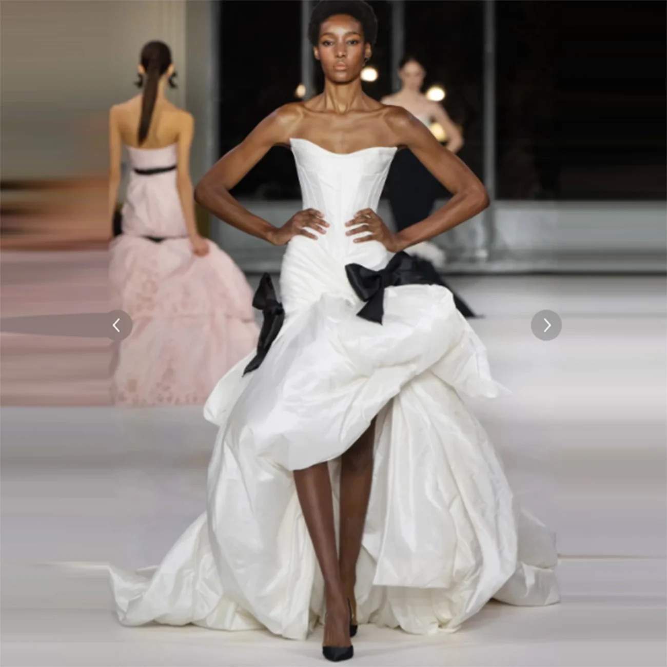 Elegant White Strapless High Low Prom Dress With Black Bow Ruched Satin Women Evening Gowns Sweep Train Wwomen Formal Wear
Elegant White Strapless High Low Prom Dress With Black Bow Ruched Satin Women Evening Gowns Sweep Train Wwomen Formal Wear