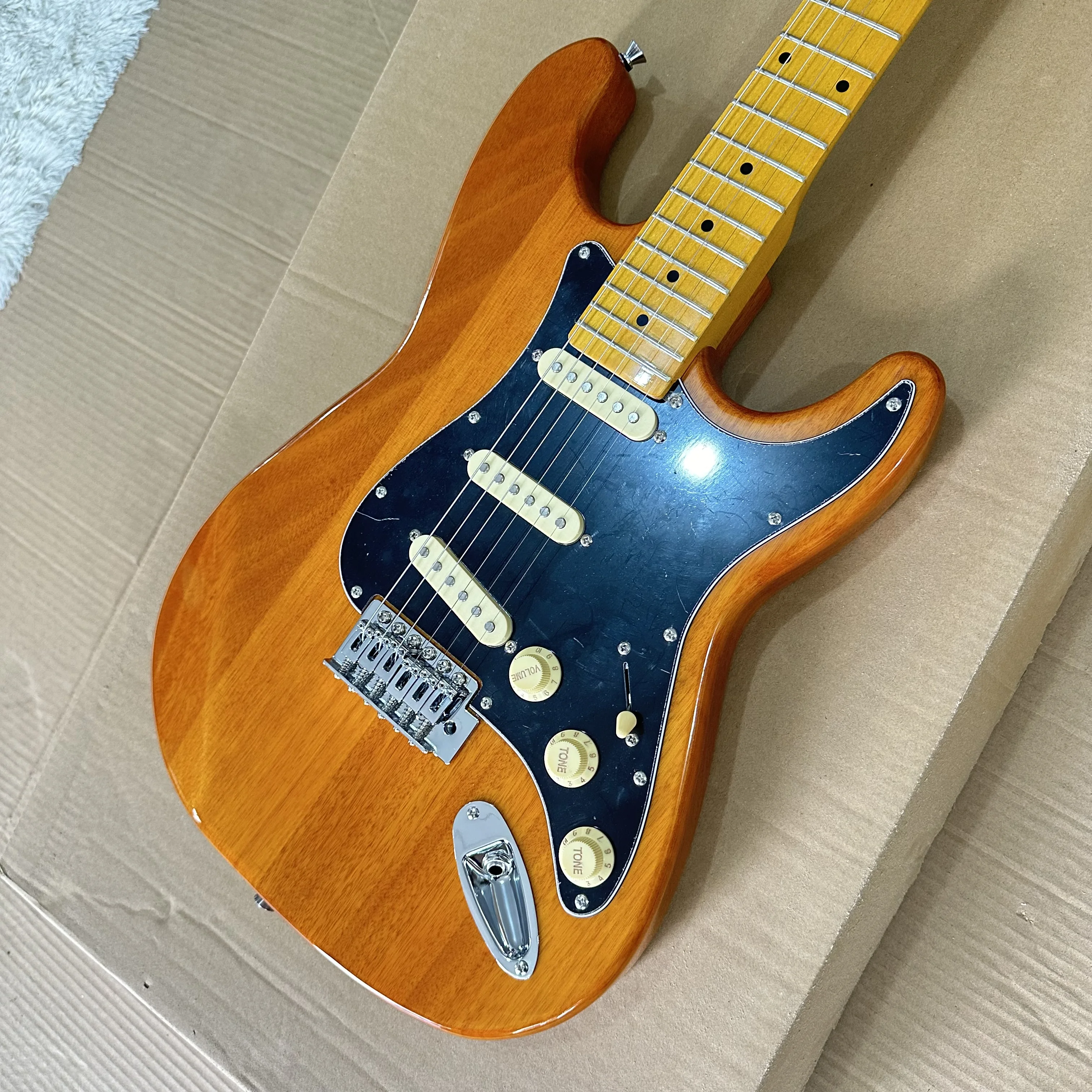 Электрогитара в стиле ST с кленовым грифом, 3 звукоснимателя, черная накладка на пикгард — подарок в стиле электрогитары, бесплатная доставка
Электрогитара в стиле ST с кленовым грифом, 3 звукоснимателя, черная накладка на пикгард — подарок в стиле электрогитары, бесплатная доставка