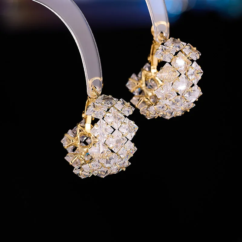 European and American Style Heavy Craft Exquisite Geometric Fragmented Silver Zircon Inlaid Hoop Earrings Simple Versatile High-
European and American Style Heavy Craft Exquisite Geometric Fragmented Silver Zircon Inlaid Hoop Earrings Simple Versatile High-