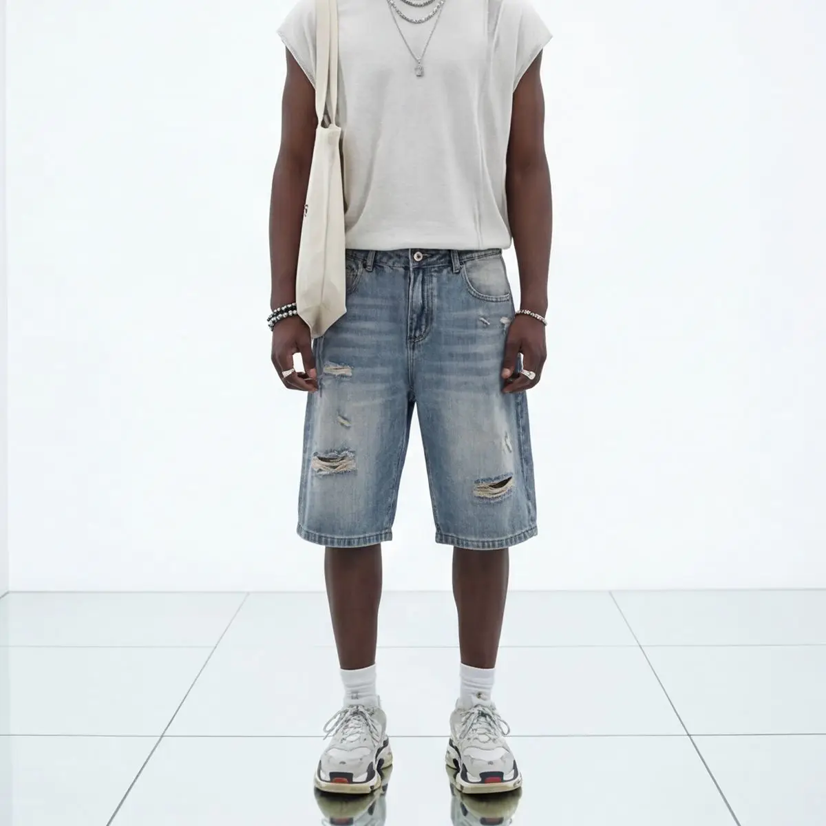 Men's and women's blue jeans with ripped holes, trendy straight leg non stretch casual shorts suitable for summer street wear
Men's and women's blue jeans with ripped holes, trendy straight leg non stretch casual shorts suitable for summer street wear