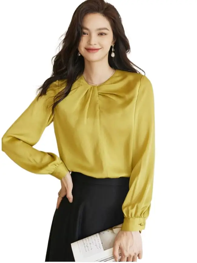 2024 Korean Office Shirt Women's Autumn Satin Front Neck Pleated Temperament Top Back Button Design Popular Shirt
2024 Korean Office Shirt Women's Autumn Satin Front Neck Pleated Temperament Top Back Button Design Popular Shirt