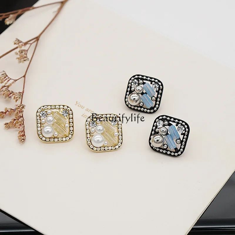 Retro crystal square stud earrings temperament Mori versatile niche earrings
Retro crystal square stud earrings temperament Mori versatile niche earrings