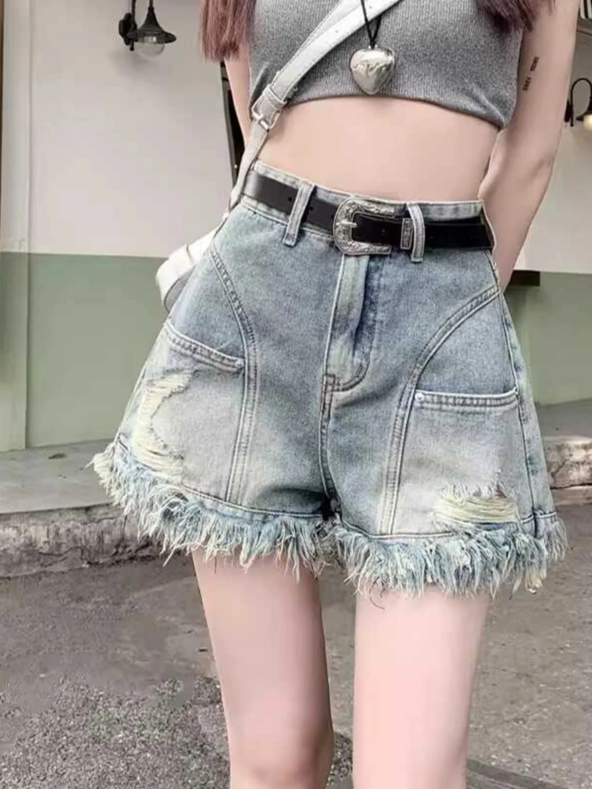 High Waist Denim Shorts for Women Summer Wear A-Line Wide Leg Hemming Trendy Short Pants Casual Wear Resistant to Wear
High Waist Denim Shorts for Women Summer Wear A-Line Wide Leg Hemming Trendy Short Pants Casual Wear Resistant to Wear