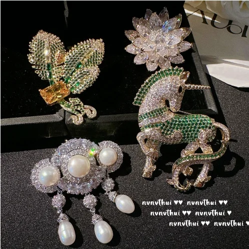 2023 Women Morning Dew Drops Pearl Gem Tassel brooch Vintage Plated 18K Gold Peacock Green Zircon Pony brooch
2023 Women Morning Dew Drops Pearl Gem Tassel brooch Vintage Plated 18K Gold Peacock Green Zircon Pony brooch