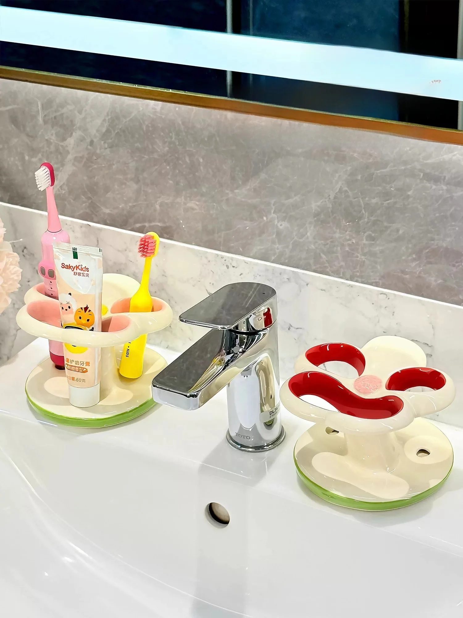 Creative Ceramic Flower Toothbrush Holder Bathroom Sink Countertop Drainage Storage Organizer Simple Style Pastel Color
Creative Ceramic Flower Toothbrush Holder Bathroom Sink Countertop Drainage Storage Organizer Simple Style Pastel Color