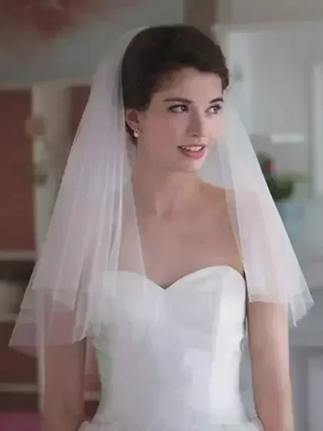 Bride Wedding 2 Tier Veils Bridal Tulle Headpieces Short Hair Jewelry with Comb
Bride Wedding 2 Tier Veils Bridal Tulle Headpieces Short Hair Jewelry with Comb