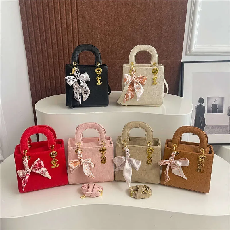Designer Bags Square Bag with Silk Scarf Princess Handbags 2025 New Fashion Handbag Crossbody Bag Solid Color
Designer Bags Square Bag with Silk Scarf Princess Handbags 2025 New Fashion Handbag Crossbody Bag Solid Color