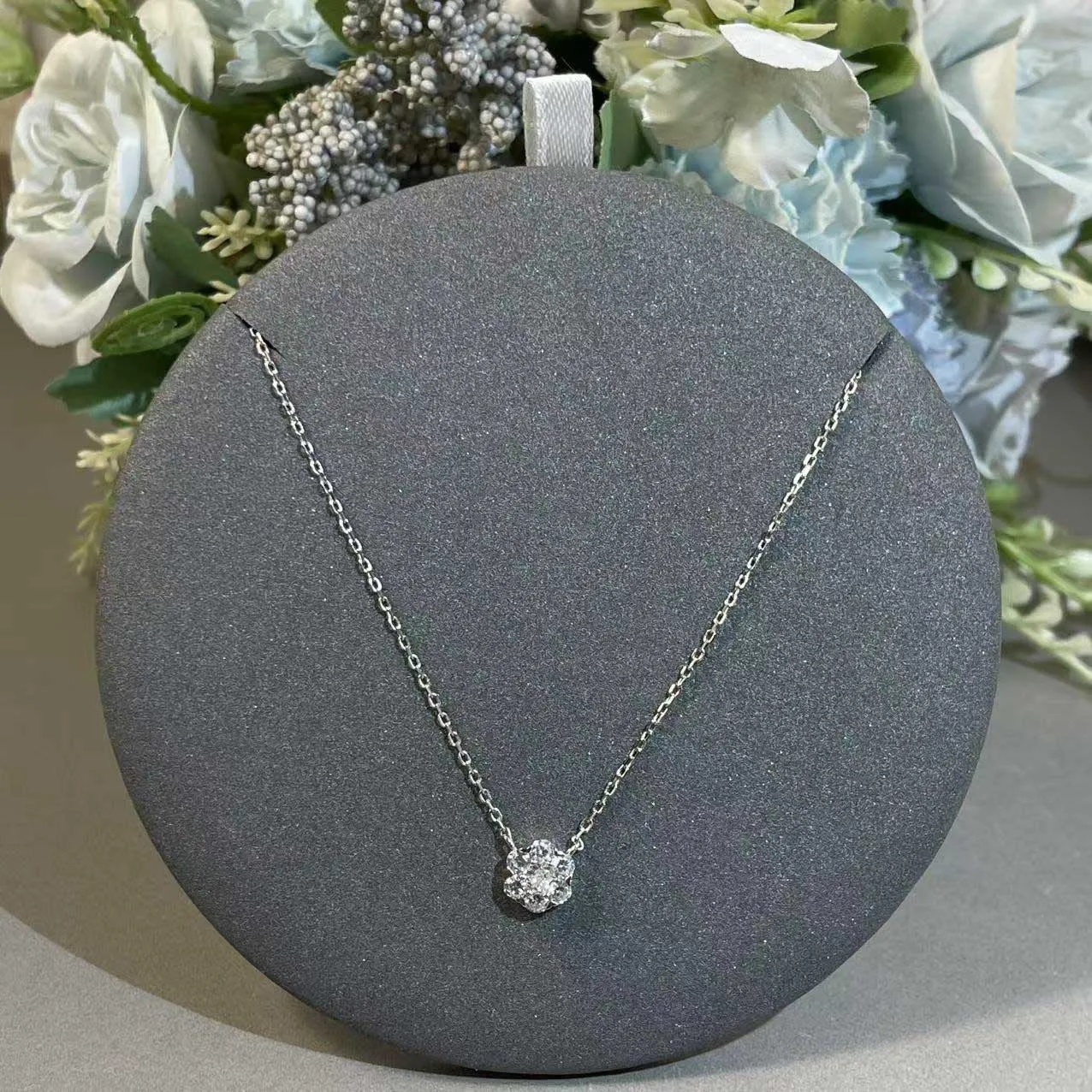 Pequeño collar de flores de plata de ley S925 de estilo fresco con incrustaciones de circonita elegante collar para damas
Pequeño collar de flores de plata de ley S925 de estilo fresco con incrustaciones de circonita elegante collar para damas