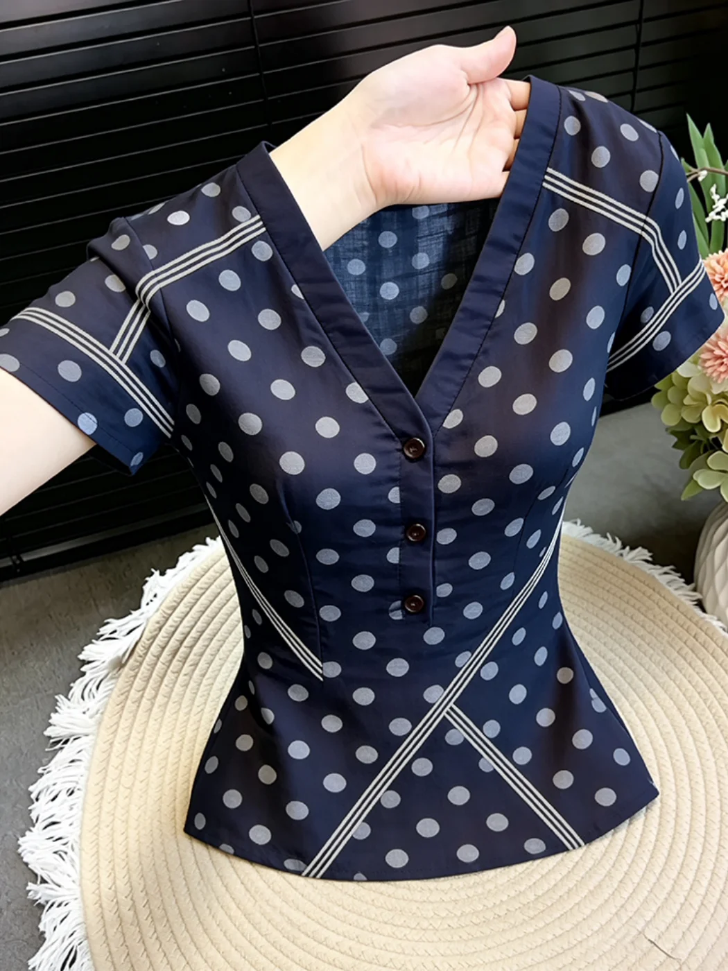 French Style Slimming Polka Dot Top Women's Summer Commute Unique Beautiful Large Size V-Neck Short Sleeve Shirt
French Style Slimming Polka Dot Top Women's Summer Commute Unique Beautiful Large Size V-Neck Short Sleeve Shirt