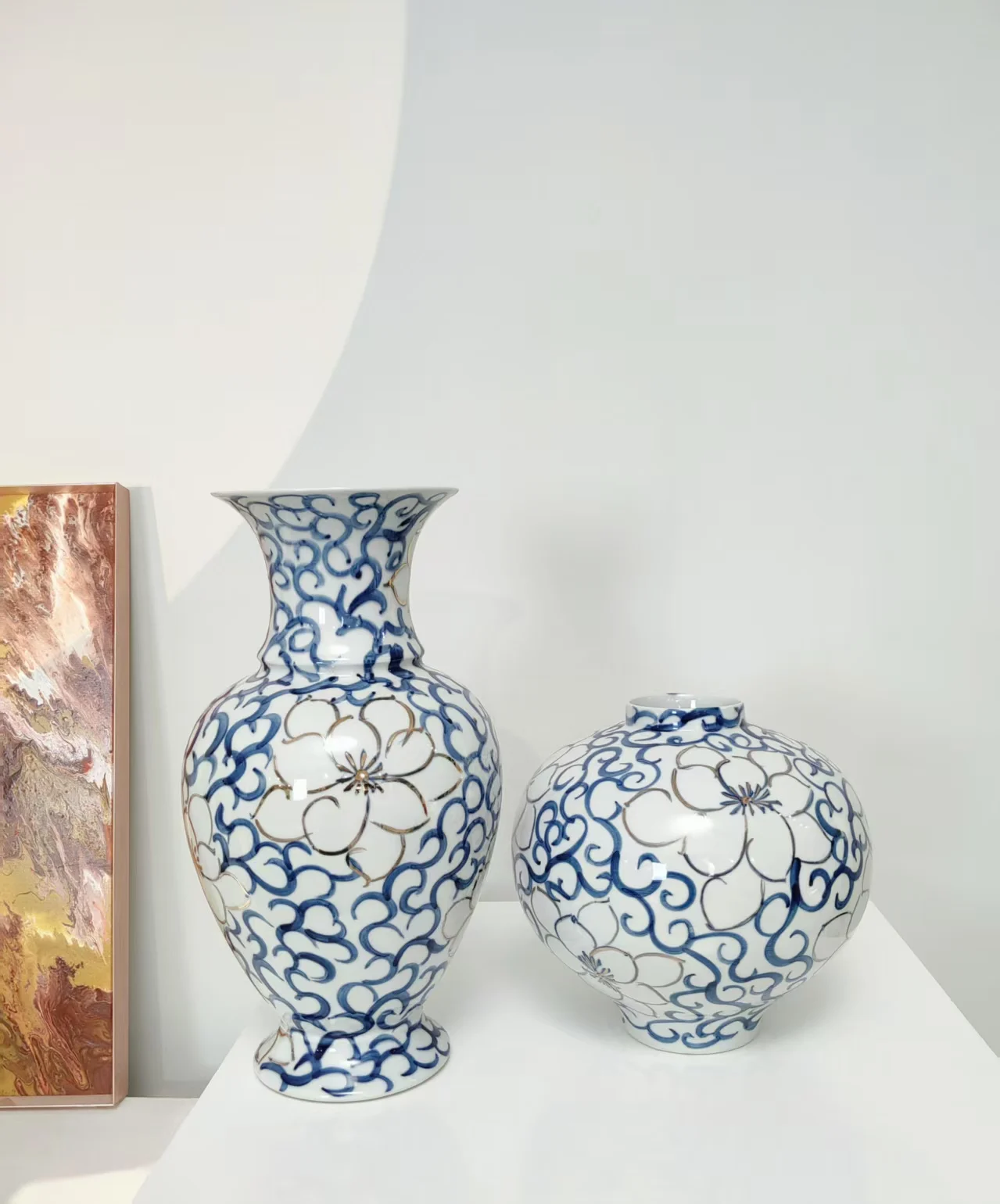 Chinese ceramic vase, blue and white porcelain hand-painted gilt vase, French home decoration ornament, new home relocation gift
Chinese ceramic vase, blue and white porcelain hand-painted gilt vase, French home decoration ornament, new home relocation gift