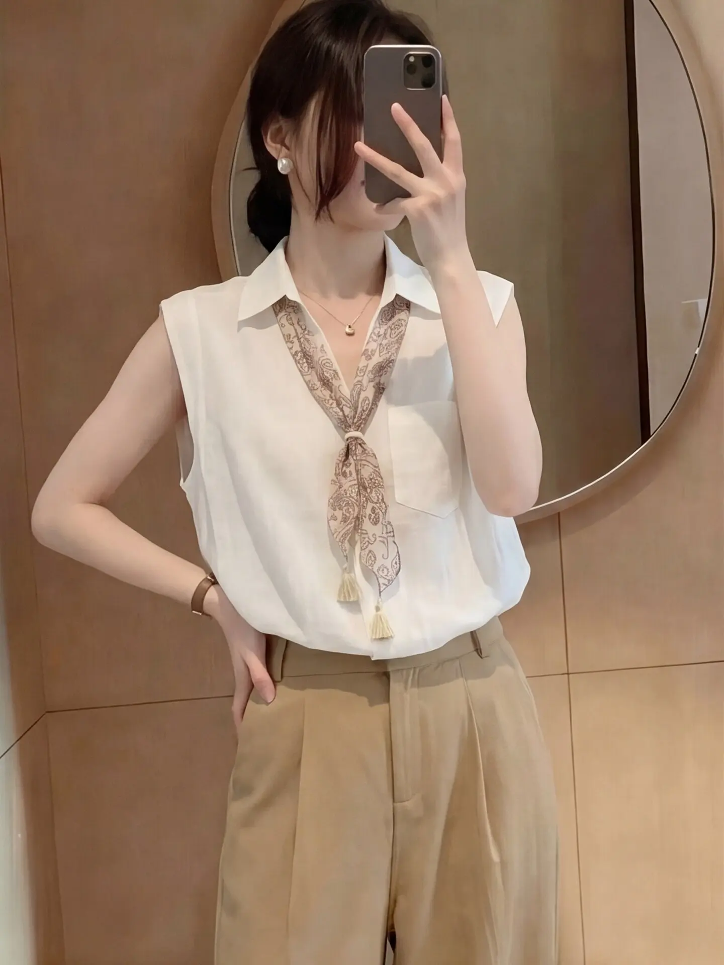 Elegant White Sleeveless Neck Shirt Women's Summer Fashion Unique Beautiful Silk Scarf Old Money Style Commute Wind
Elegant White Sleeveless Neck Shirt Women's Summer Fashion Unique Beautiful Silk Scarf Old Money Style Commute Wind