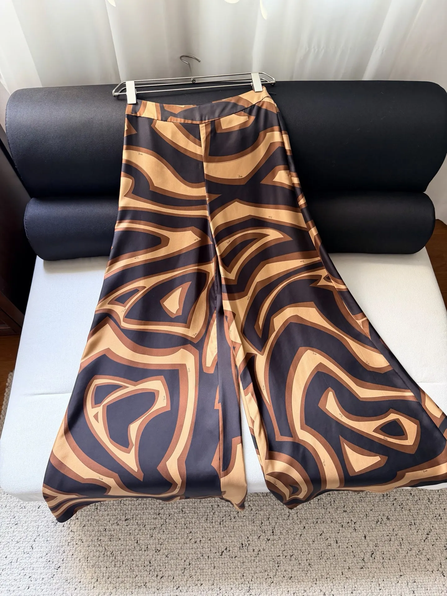 French retro abstract printed silk satin wide leg pants with high waist and slimming effect, A-line swing mid length pants
French retro abstract printed silk satin wide leg pants with high waist and slimming effect, A-line swing mid length pants