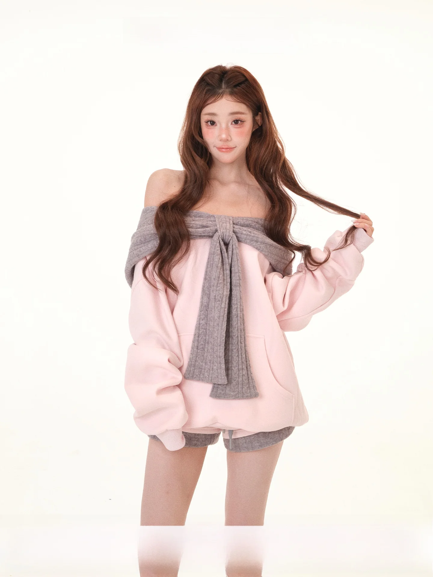Color Block Hoodie And Shorts Set Women's Summer Fashion Loose Fit Sweatshirt with Shoulder Baring Design Thin Style Casual Wear
Color Block Hoodie And Shorts Set Women's Summer Fashion Loose Fit Sweatshirt with Shoulder Baring Design Thin Style Casual Wear