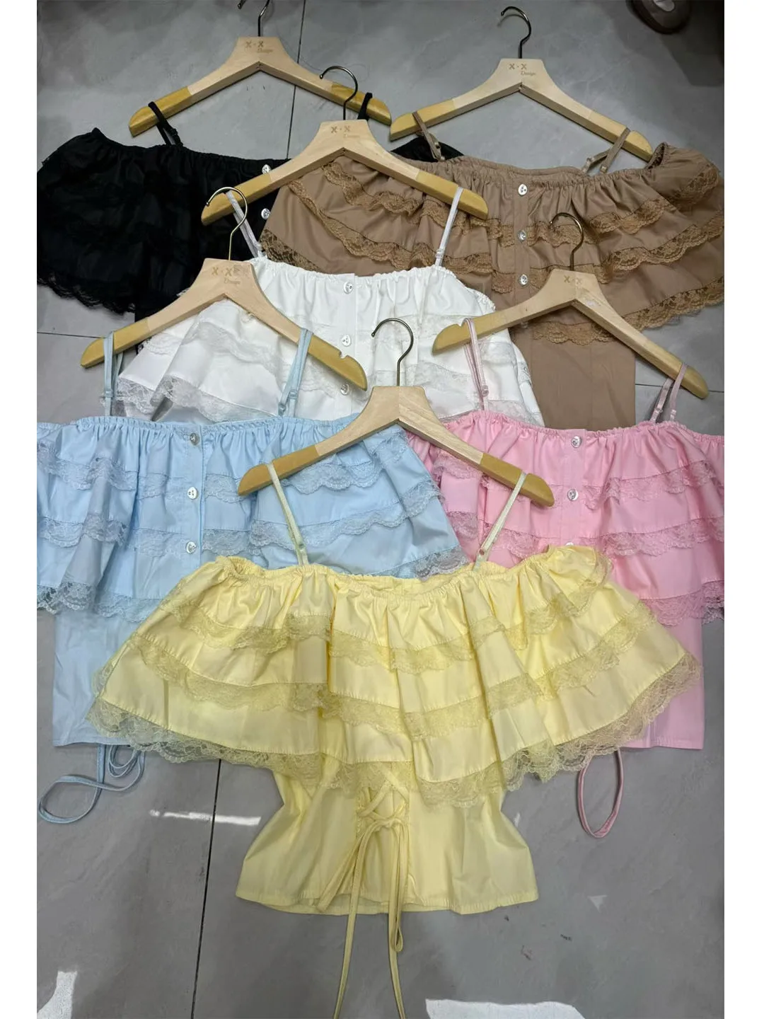 Sweet Fairy-Like Yellow Lace One-Shoulder Top for Holiday Wear Korean Style Loose Fit Splice Backless Sleeveless Short Pure C...
Sweet Fairy-Like Yellow Lace One-Shoulder Top for Holiday Wear Korean Style Loose Fit Splice Backless Sleeveless Short Pure C...
