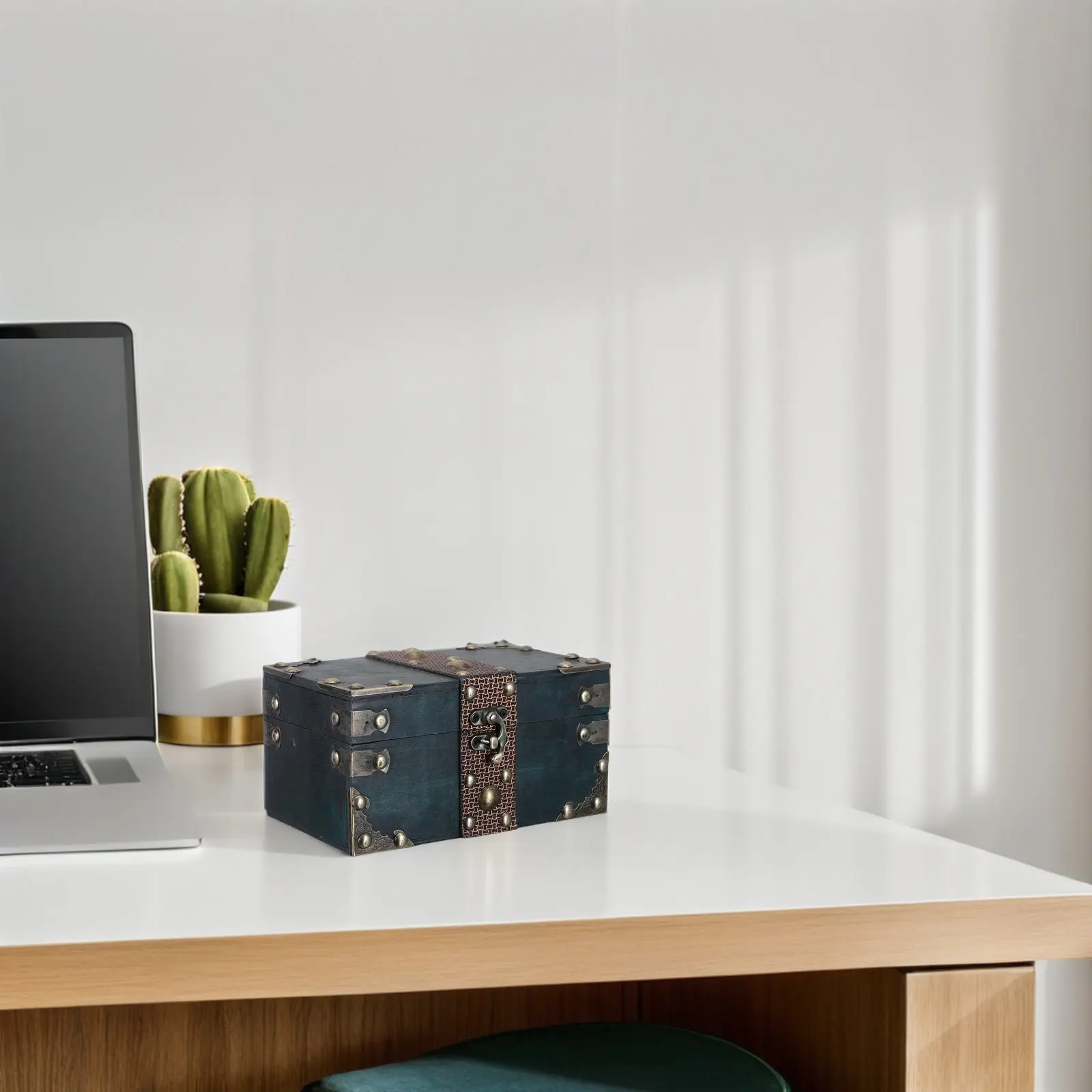 Винтажный сундук-шкатулка для украшений, декоративный органайзер с замком в ретро-стиле для дома и вечеринок
Винтажный сундук-шкатулка для украшений, декоративный органайзер с замком в ретро-стиле для дома и вечеринок