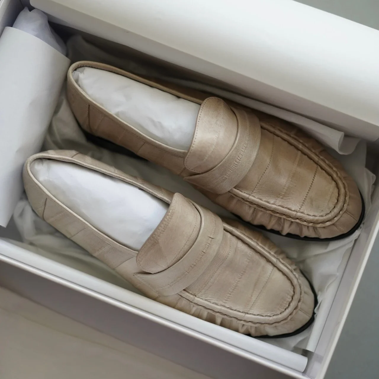 Classic Commuter Women Shoes Leather Outsole Imported Custom Eel Leather Loafers
Classic Commuter Women Shoes Leather Outsole Imported Custom Eel Leather Loafers