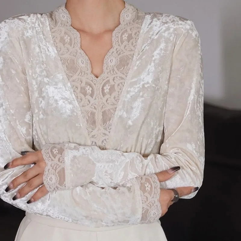 Trendy V-neck Velvet T-shirt French Floral Lace Patchwork Highlighting Loose Design Elastic Highly Reflective Elegant Vintage
Trendy V-neck Velvet T-shirt French Floral Lace Patchwork Highlighting Loose Design Elastic Highly Reflective Elegant Vintage
