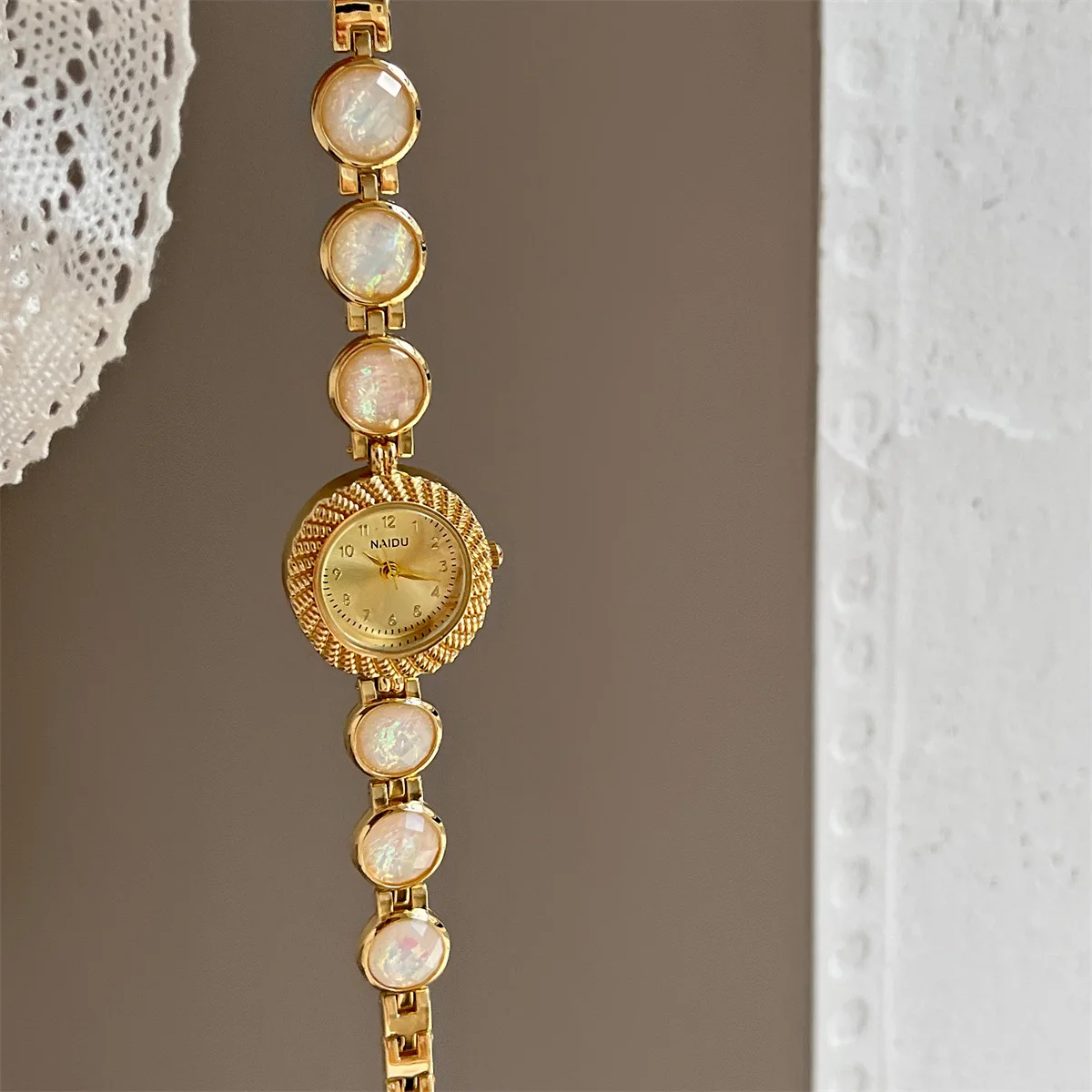 Retro-style, understated luxury, high-end quartz bracelet watch with stone chain, fashionable quartz wristwatch for women.
Retro-style, understated luxury, high-end quartz bracelet watch with stone chain, fashionable quartz wristwatch for women.