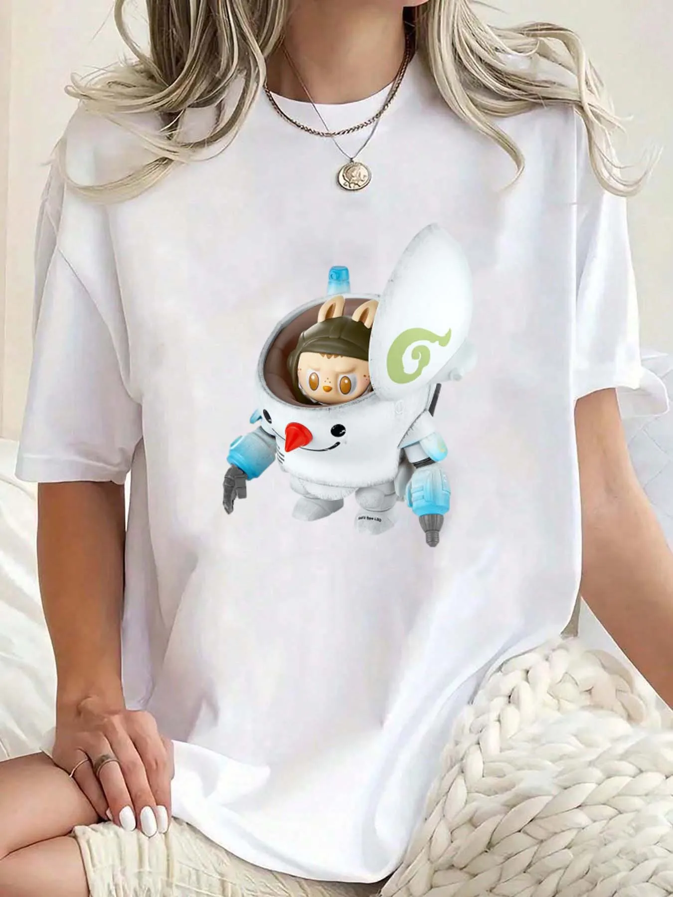 «Bulala Bunny in Mech: белый костюм робота, большие уши, милый дизайн пилота для футболок Bulala — рубашки».
«Bulala Bunny in Mech: белый костюм робота, большие уши, милый дизайн пилота для футболок Bulala — рубашки».