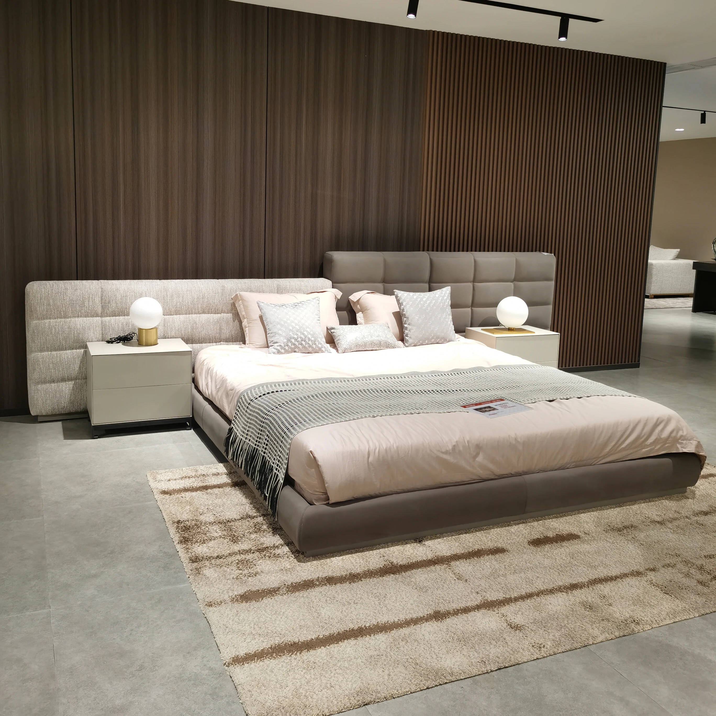 ☆*: Hot Selling Luxury Modern Comfortable Upholstered Bed With Remote Control and Massage Function for Bedroom Furniture Bed
☆*: Hot Selling Luxury Modern Comfortable Upholstered Bed With Remote Control and Massage Function for Bedroom Furniture Bed