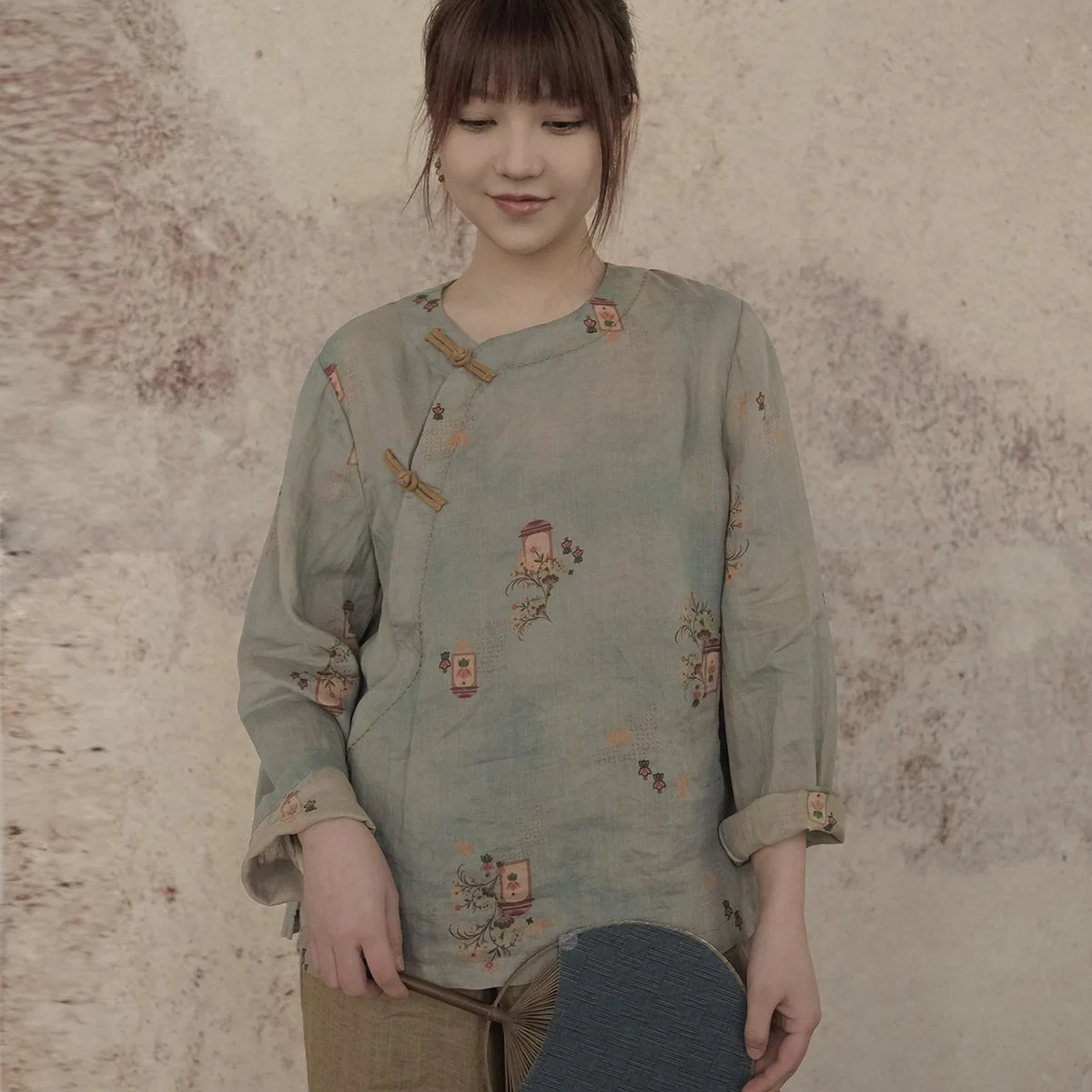 High-Quality Ramie Printed Retro Blouse Shirt Long Sleeve Women Featuring Chinese Frog Buttons Side-Opening Casual Fit Well Top
High-Quality Ramie Printed Retro Blouse Shirt Long Sleeve Women Featuring Chinese Frog Buttons Side-Opening Casual Fit Well Top