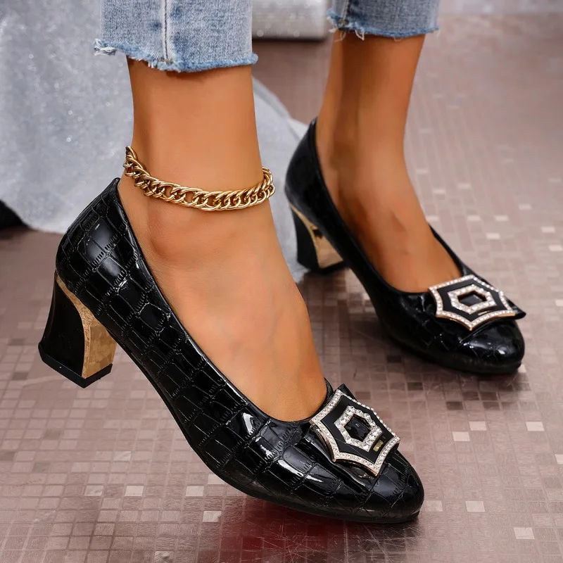 Spring 2025 New Plus Size High Heeled Shoes Women's Square Head Strap Fashion Dance Metal Buckle with Rhinestone Decoration
Spring 2025 New Plus Size High Heeled Shoes Women's Square Head Strap Fashion Dance Metal Buckle with Rhinestone Decoration