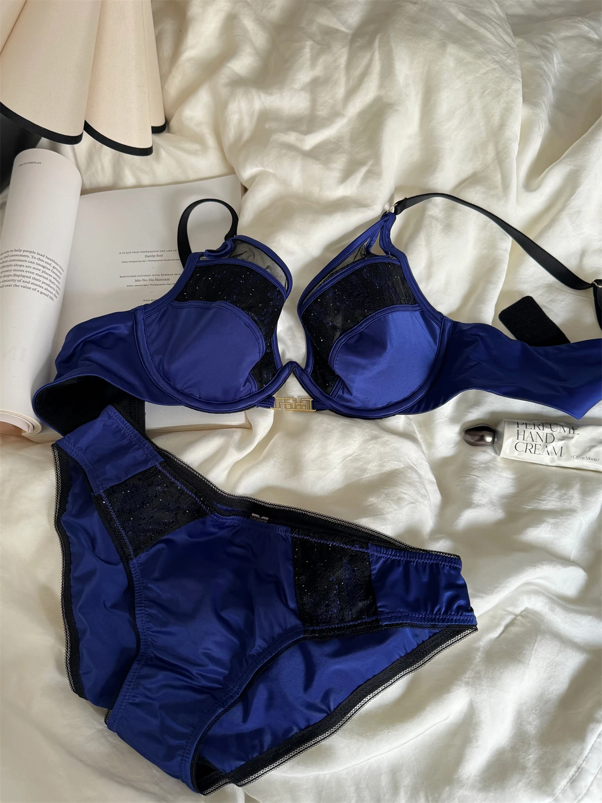 Charming niche satin lace sexy underwear thin top support gathered bra set bras women large size lingerie
Charming niche satin lace sexy underwear thin top support gathered bra set bras women large size lingerie