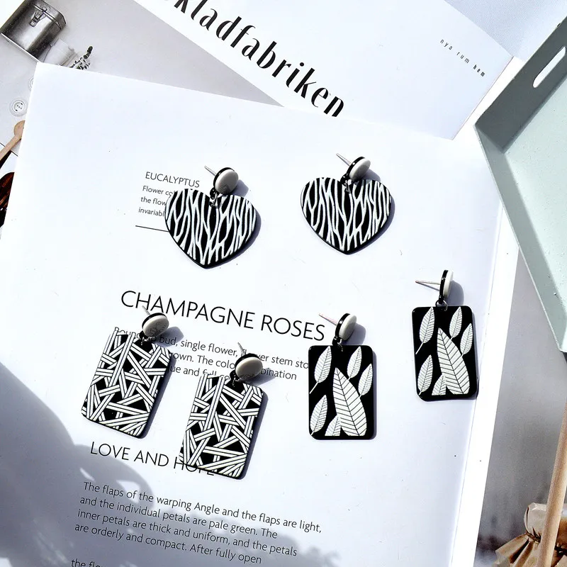 Geometric drop earrings in contrasting black and white temperament design acrylic retro jewelry
Geometric drop earrings in contrasting black and white temperament design acrylic retro jewelry