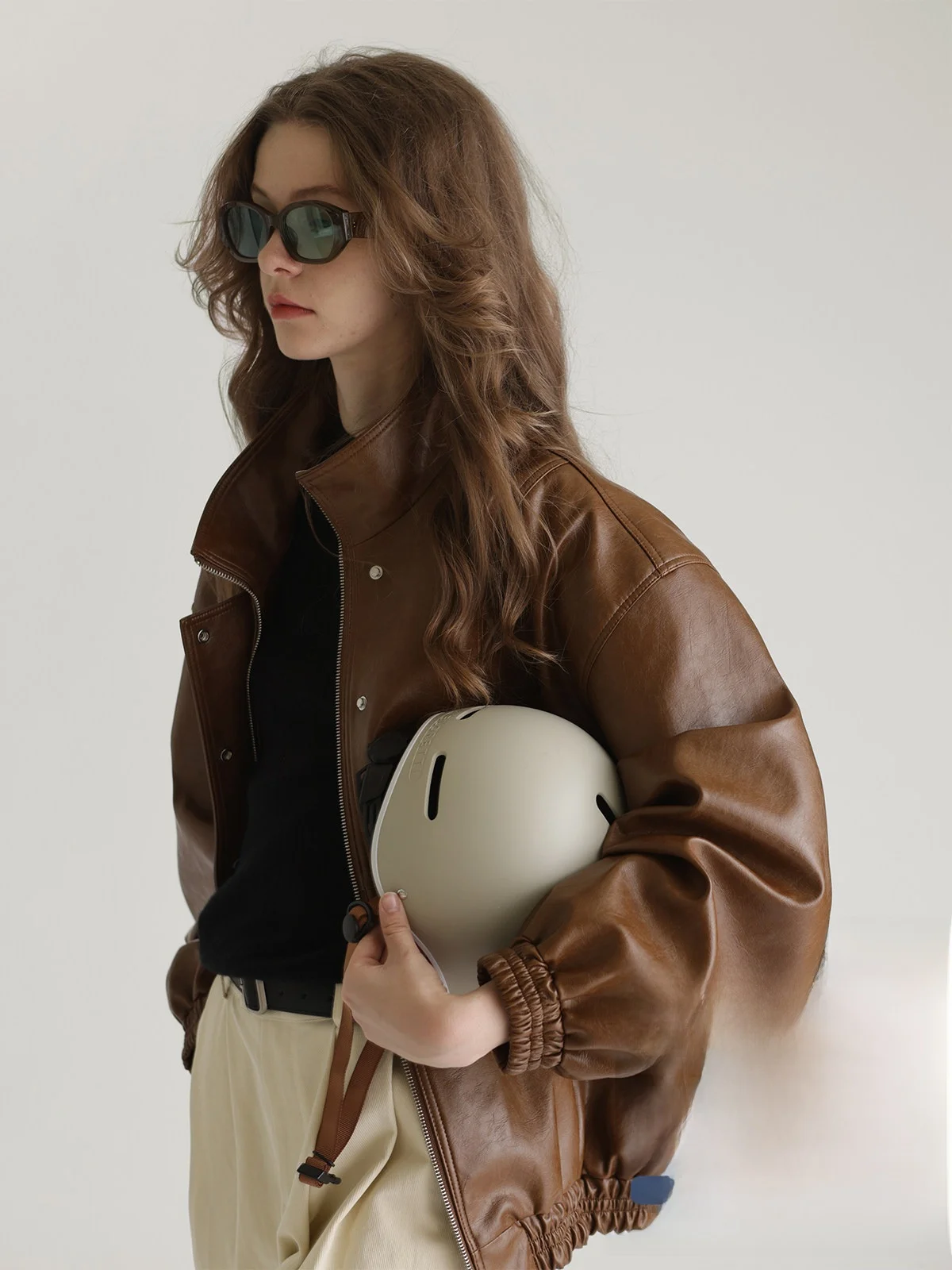 Куртка из вощеной кожи Le Spring Autumn с натуральной текстурой, женская верхняя одежда в винтажном стиле, на молнии, с длинными рукавами, для повседневной носки, ветрозащитная
Куртка из вощеной кожи Le Spring Autumn с натуральной текстурой, женская верхняя одежда в винтажном стиле, на молнии, с длинными рукавами, для повседневной носки, ветрозащитная