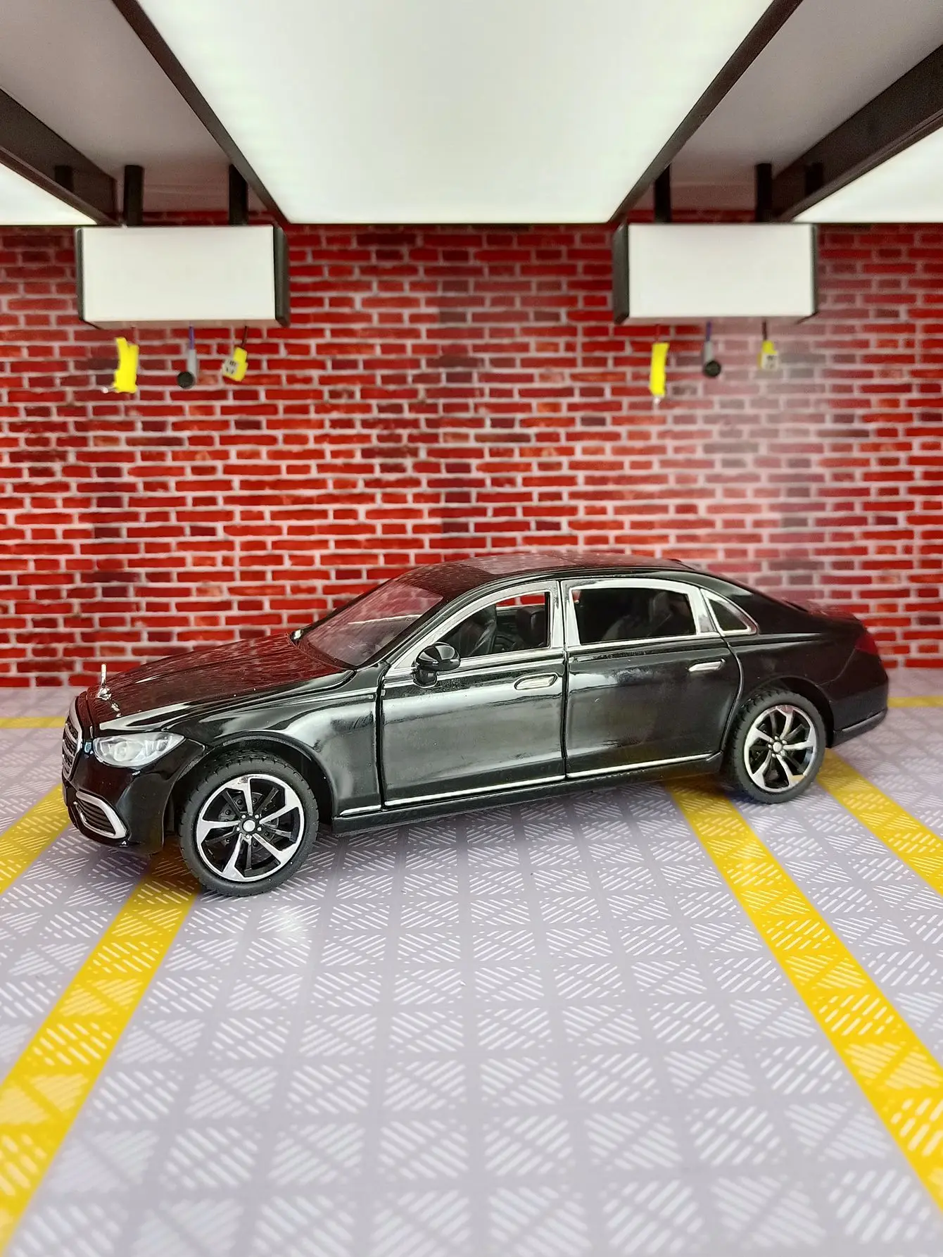 1:24 S400L alloy car model ornaments collection car children pull back acousto-optic toy car with rich details fine workmanship
1:24 S400L alloy car model ornaments collection car children pull back acousto-optic toy car with rich details fine workmanship