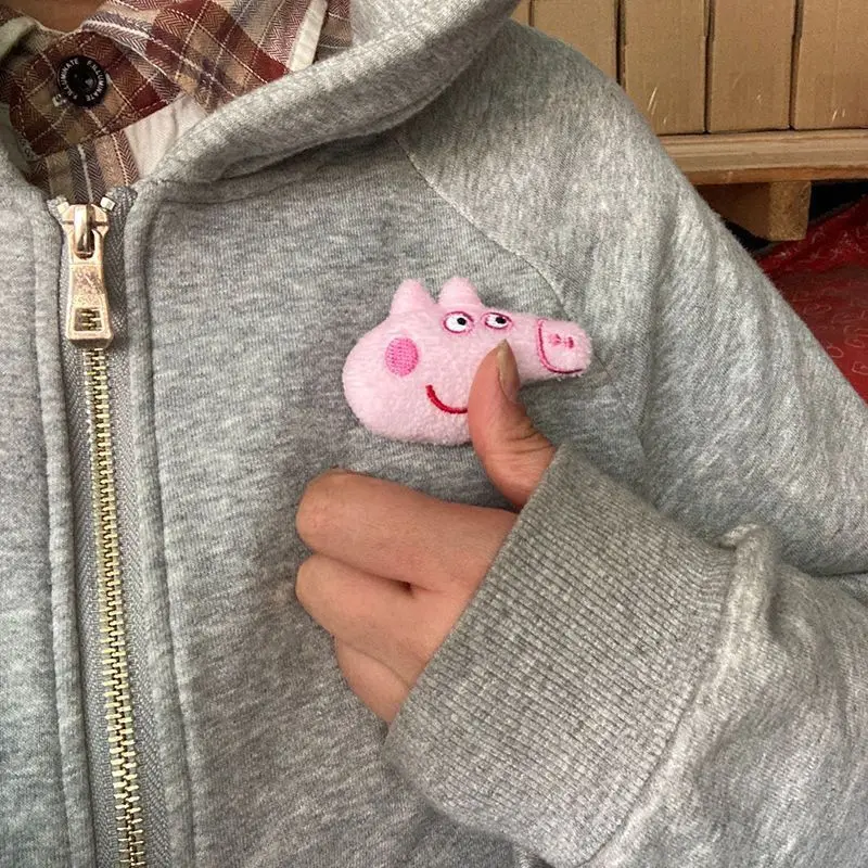Peppa Pig plush brooch, pink pig cartoon cute little pig brooch pin for backpack and clothing decoration
Peppa Pig plush brooch, pink pig cartoon cute little pig brooch pin for backpack and clothing decoration