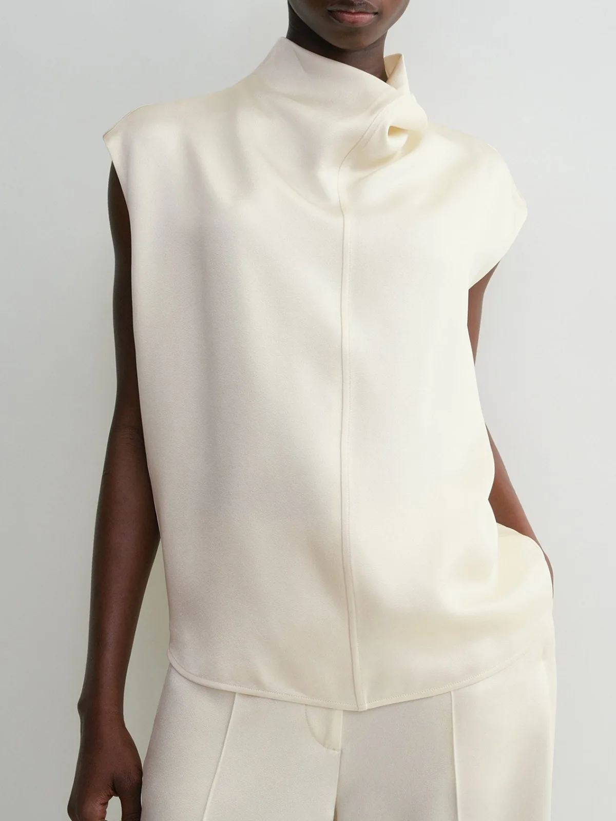 Summer 2025 Ladies Satin Shirt 2 Colors Swinging Collar Sleeveless Elegant Fashion Blouse
Summer 2025 Ladies Satin Shirt 2 Colors Swinging Collar Sleeveless Elegant Fashion Blouse