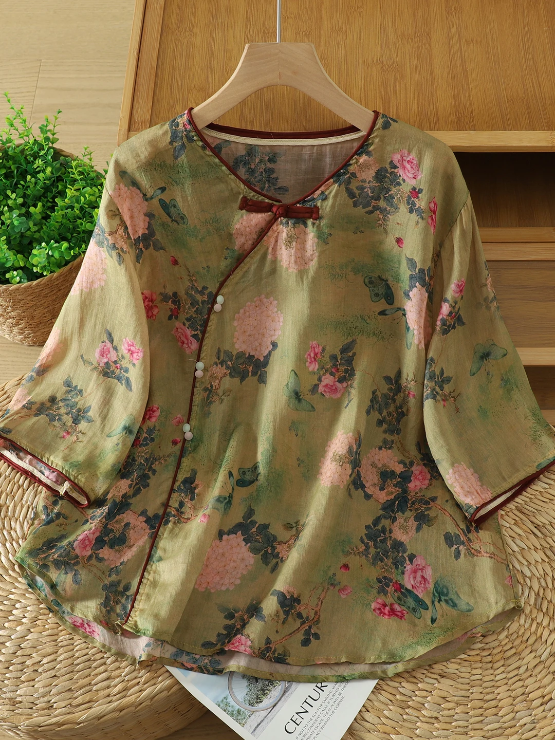 Authentic 2026 Retro Chinese Style Cotton Linen Printed Shirt V-Neck Slanting Button-Up Top Women's Daily Wear Summer Fashion
Authentic 2026 Retro Chinese Style Cotton Linen Printed Shirt V-Neck Slanting Button-Up Top Women's Daily Wear Summer Fashion