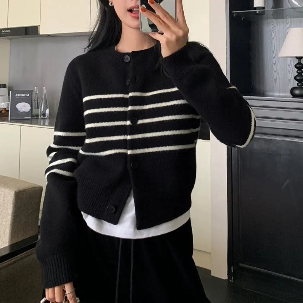 Women's French Retro Striped Knitted Cardigan Jacket Early Spring Western Style Sweater Contrasting Color Top
Women's French Retro Striped Knitted Cardigan Jacket Early Spring Western Style Sweater Contrasting Color Top
