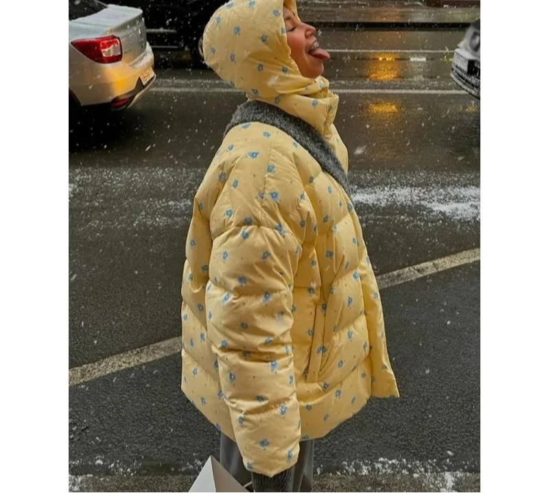 Теплые хлопковые пальто с принтом и капюшоном, женские повседневные куртки с воротником-стойкой, на молнии и пуговицах, с длинными рукавами, новая зимняя уличная одежда для женщин
Теплые хлопковые пальто с принтом и капюшоном, женские повседневные куртки с воротником-стойкой, на молнии и пуговицах, с длинными рукавами, новая зимняя уличная одежда для женщин