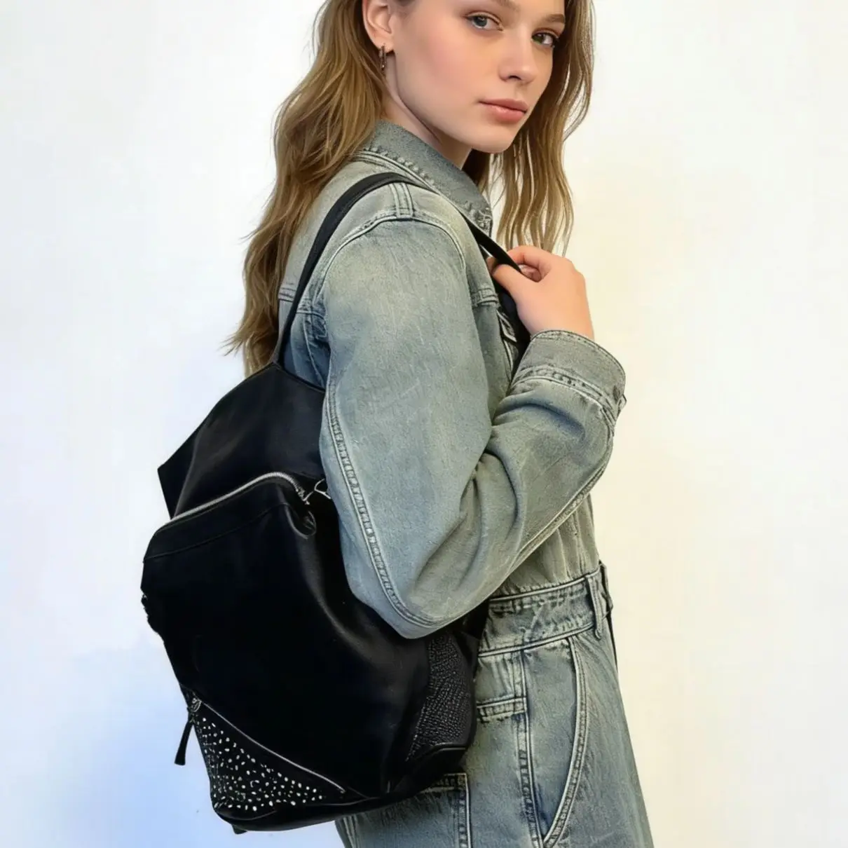 Backpack Women's backpack designer bag Rivet design backpack multifunctional designer bag collaboration edition
Backpack Women's backpack designer bag Rivet design backpack multifunctional designer bag collaboration edition
