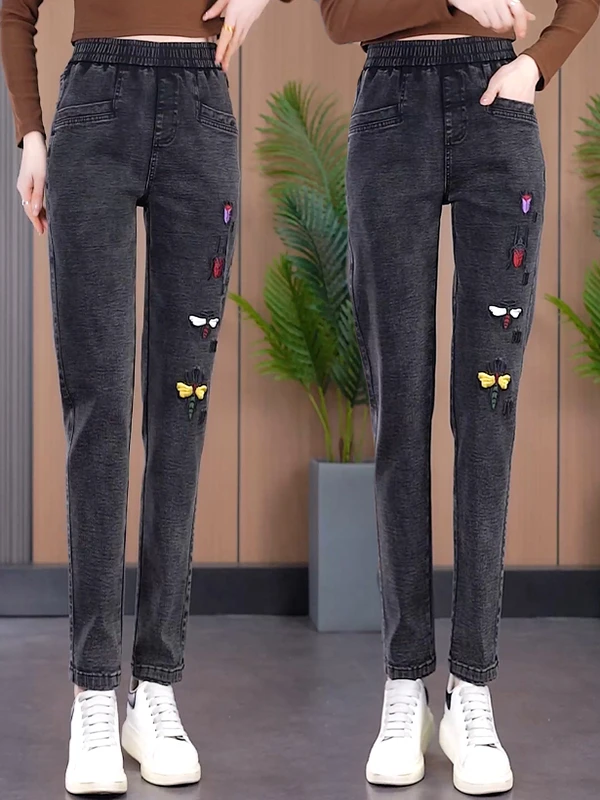 Повседневные джинсовые шаровары с высокой талией и эластичной резинкой на талии, женские весенне-осенние новые свободные утягивающие универсальные джинсы для папы
Повседневные джинсовые шаровары с высокой талией и эластичной резинкой на талии, женские весенне-осенние новые свободные утягивающие универсальные джинсы для папы