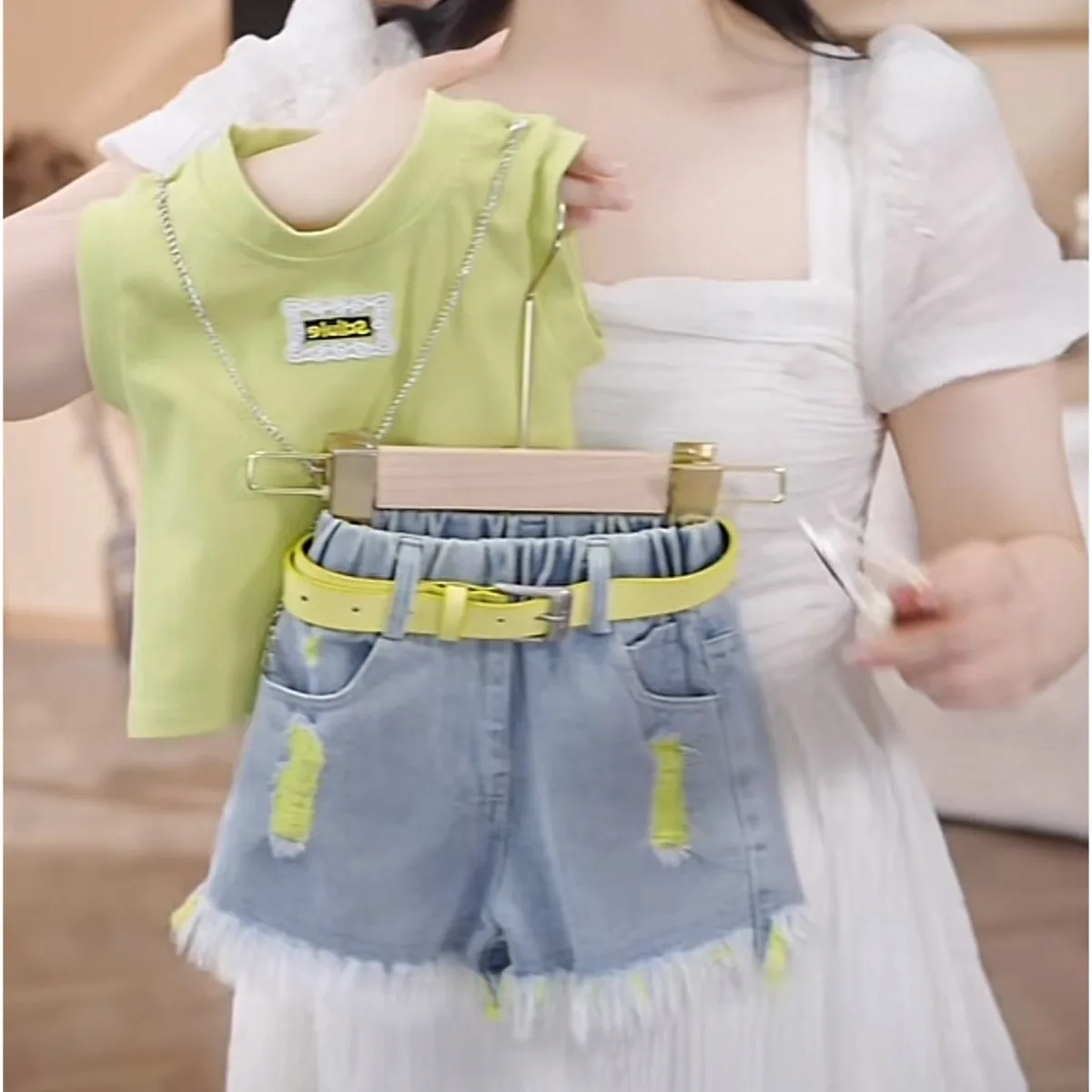 Girls' Summer Set Fashion New Children's Cotton Tank Top T-shirt+Piercing Cowboy Shorts 2-piece Set
Girls' Summer Set Fashion New Children's Cotton Tank Top T-shirt+Piercing Cowboy Shorts 2-piece Set