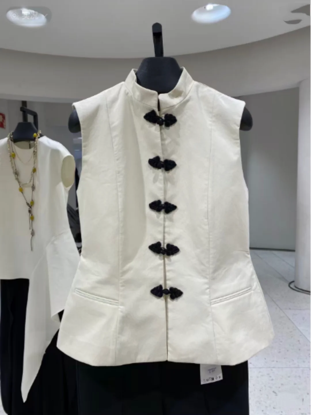 New Summer 2026 Women's Slim Fit round Neck Cotton Blend Vest Retro Chinese Style Sleeveless Top Casual H-Shape Outerwear
New Summer 2026 Women's Slim Fit round Neck Cotton Blend Vest Retro Chinese Style Sleeveless Top Casual H-Shape Outerwear