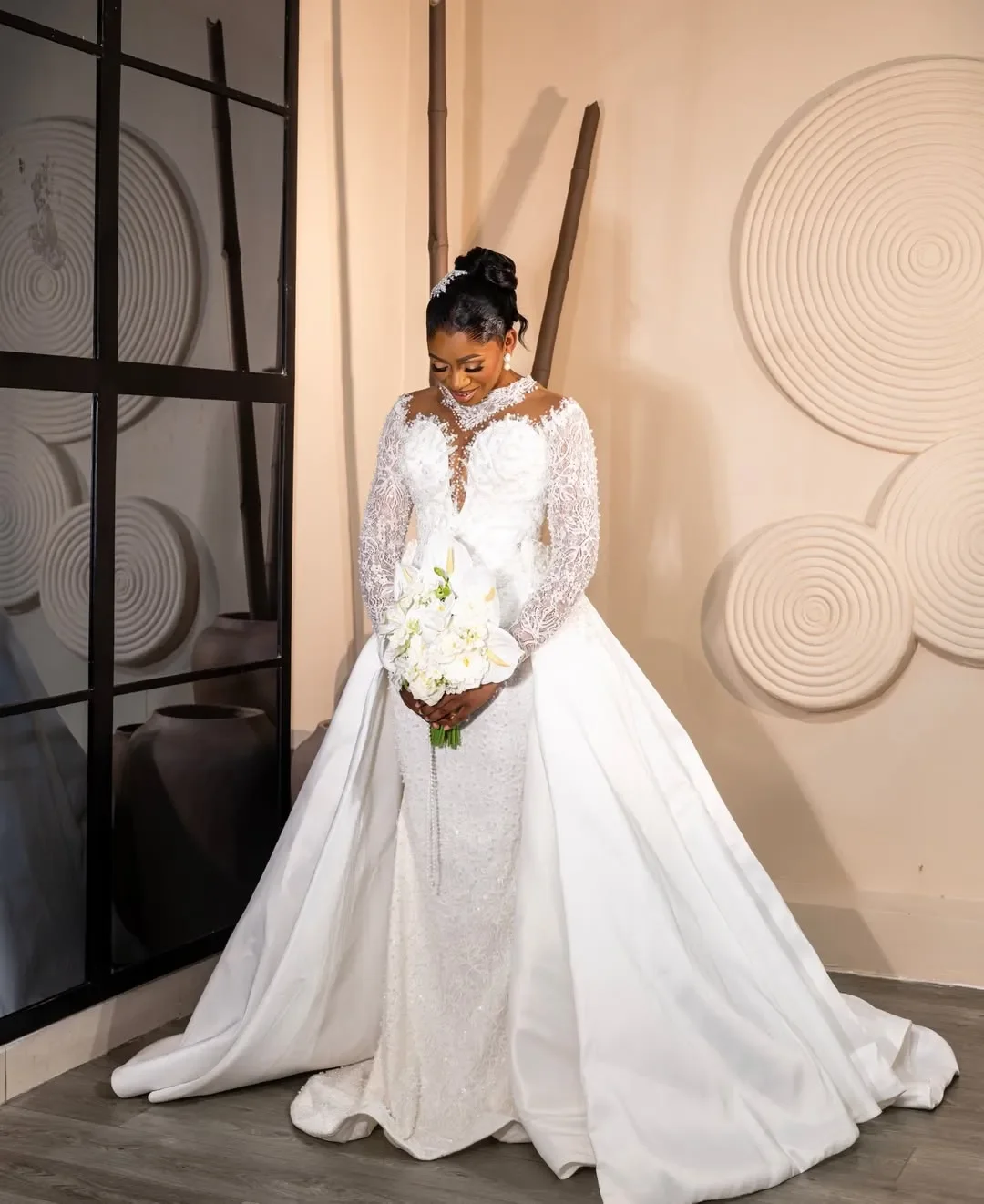 Customized African High Collar Shinny Lace Pearls Wedding Dress Vestidos Long Sleeves Detachable Train Elegant Wedding Gowns
Customized African High Collar Shinny Lace Pearls Wedding Dress Vestidos Long Sleeves Detachable Train Elegant Wedding Gowns