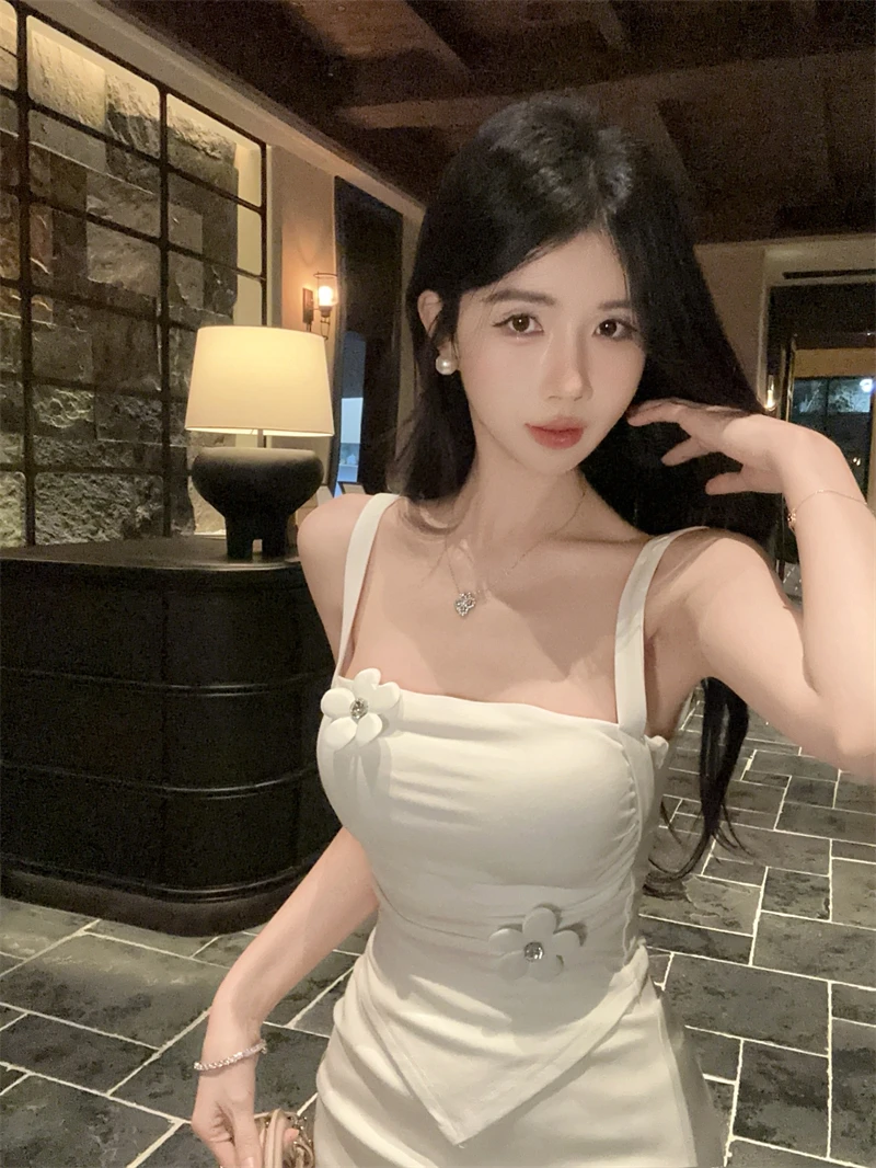 Spring Summer Sweet Spicy Girl 3D Flower Irregular Strap Vest Women's Design Sensation Slim Fit Short Sleeveless Top
Spring Summer Sweet Spicy Girl 3D Flower Irregular Strap Vest Women's Design Sensation Slim Fit Short Sleeveless Top