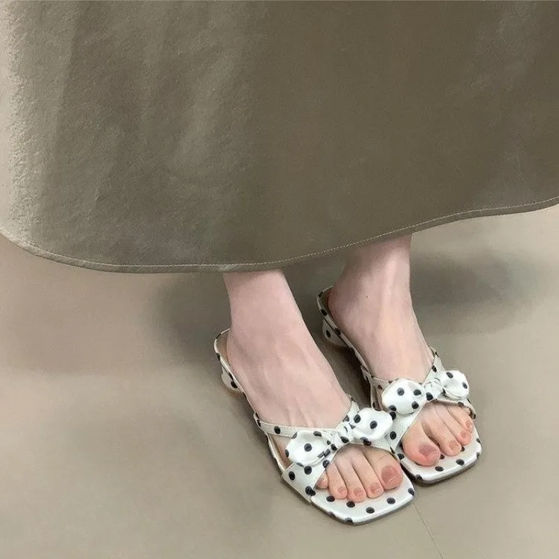 Polka Dot Bow Slippers for Women's Outward Wear 2026 Summer New Square Slippers
Polka Dot Bow Slippers for Women's Outward Wear 2026 Summer New Square Slippers