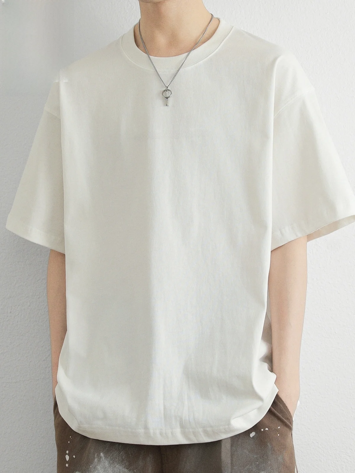 Мужская хлопковая футболка, летняя, тонкая, свободного кроя, с коротким рукавом, круглым вырезом, из чистого хлопка, повседневная, универсальная, модная.
Мужская хлопковая футболка, летняя, тонкая, свободного кроя, с коротким рукавом, круглым вырезом, из чистого хлопка, повседневная, универсальная, модная.