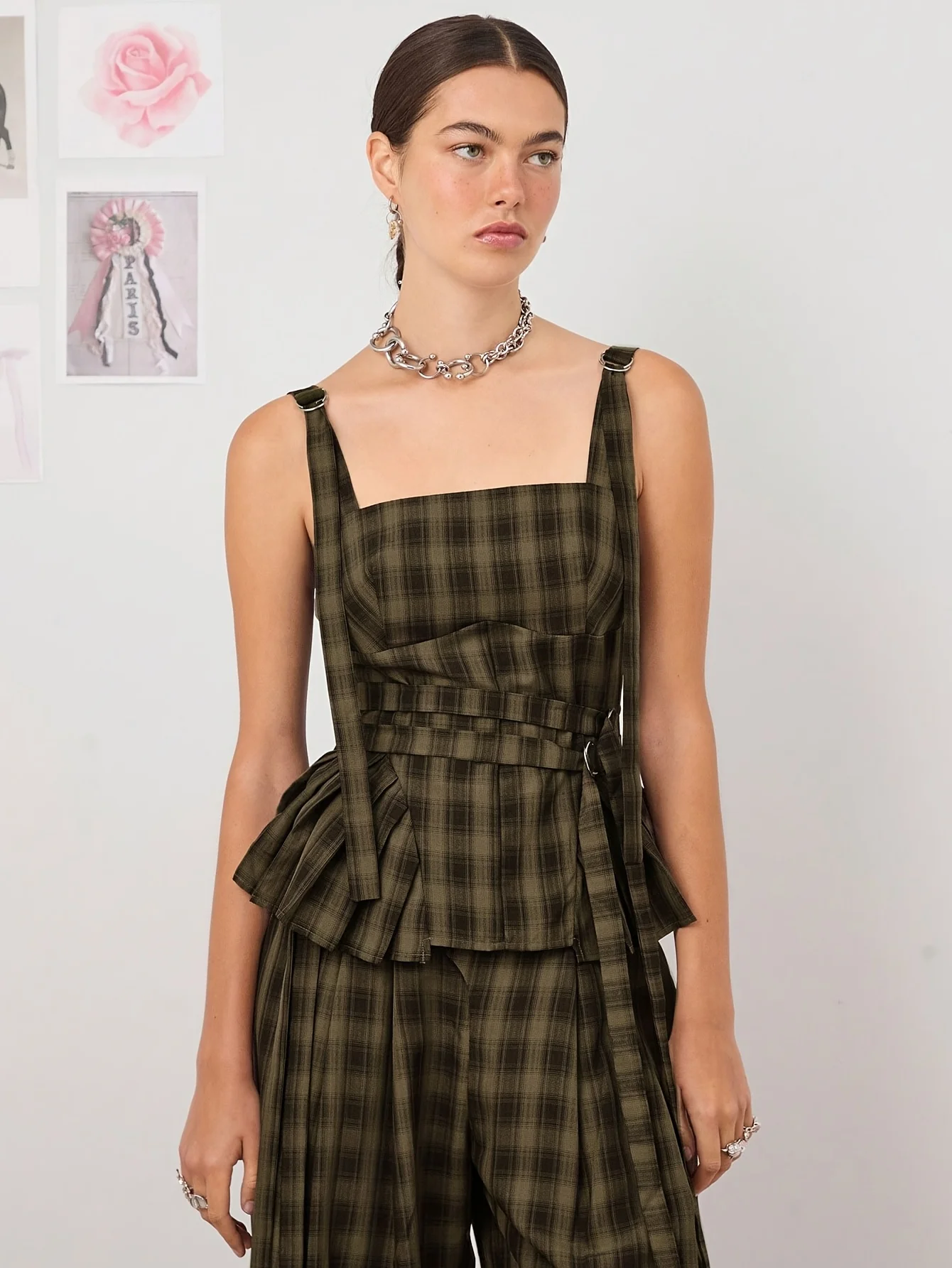 Обычная элегантная модная коричневая женская кофточка в клетку
Обычная элегантная модная коричневая женская кофточка в клетку