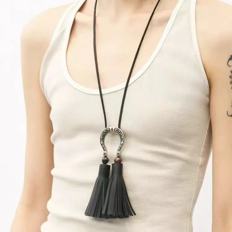 2025 Vintage Heavy Duty Floral Engraved Horseshoe Buckle Long Fringe Tassel Pendant Necklace for Women
2025 Vintage Heavy Duty Floral Engraved Horseshoe Buckle Long Fringe Tassel Pendant Necklace for Women